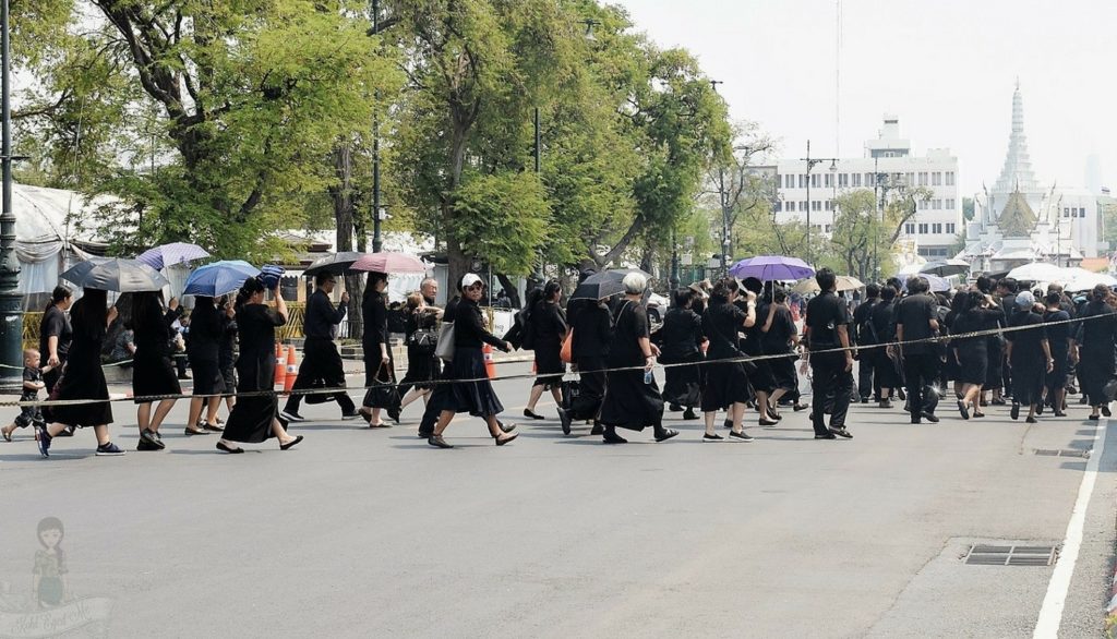 Thai people paying homage to late king